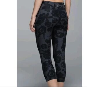 Lululemon Women's Size 6 Crop Leggings Secret Garden Gray/Black Floral Print
